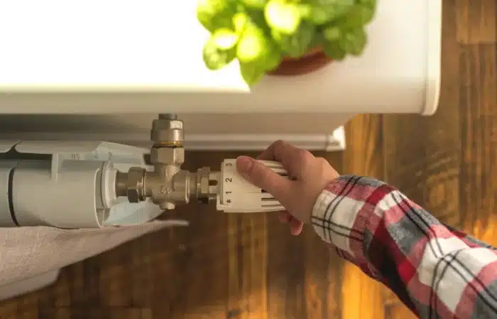 Ne collez plus vos meubles au mur : la règle des 30 cm change tout