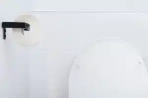 Elle jette 150 L d’eau par jour sans s’en rendre compte : cette pièce minuscule en est la cause