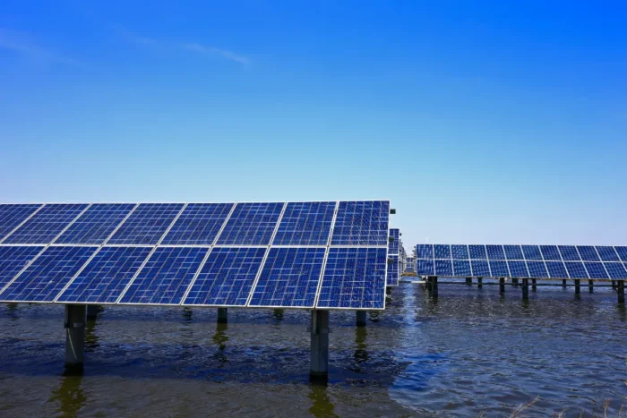 L’Allemagne recouvre un lac de panneaux solaires : génie vert ou pari risqué ?