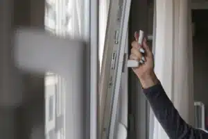 Aérer le matin et le soir ? Cette association affirme que c’est désormais une mauvaise idée