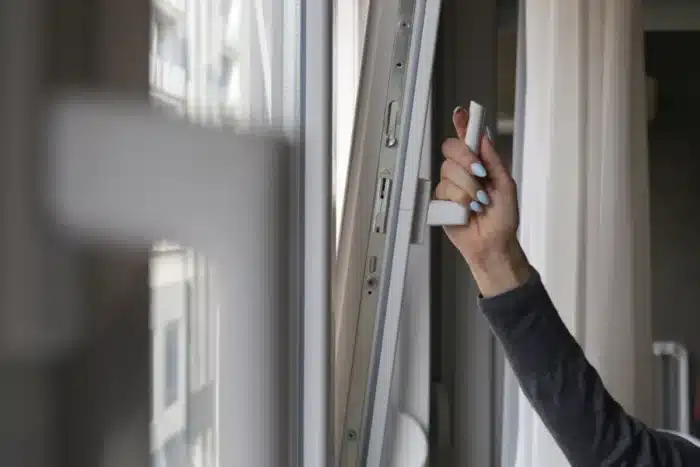 Aérer le matin et le soir ? Cette association affirme que c’est désormais une mauvaise idée