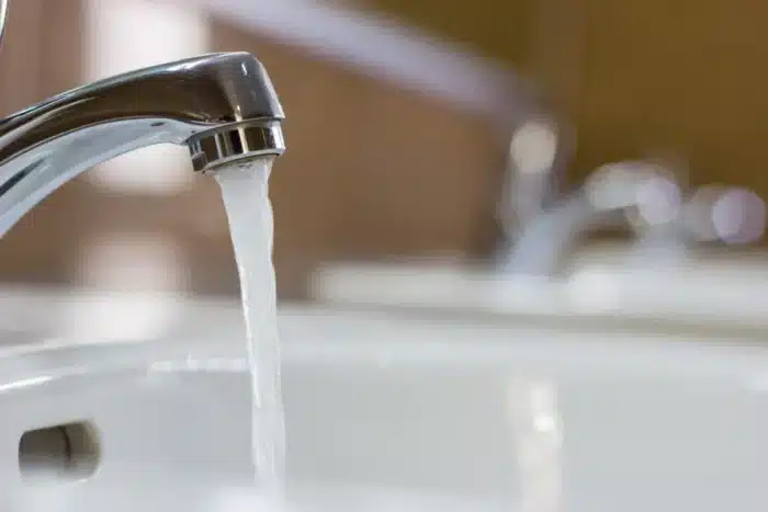 Factures d’eau +40 % : des clients passent à l’offensive et bloquent les prélèvements