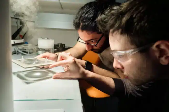 Des chercheurs de Harvard conçoivent un panneau solaire qui chauffe en hiver et produit de l'électricité en été