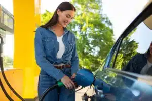 Pourquoi les Français paient plus à la pompe pendant que leurs voisins allègent déjà la note