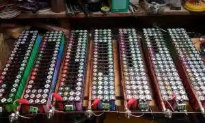 Cet homme alimente sa maison avec 650 ordinateurs portables depuis 2016 : « ma facture d'électricité a disparu », les ingénieurs confirment que ça fonctionne