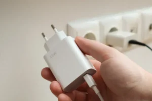 Chargeur de téléphone qui chauffe : le signe inquiétant à ne surtout pas négliger