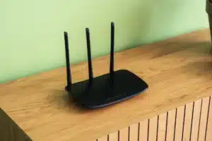 Pourquoi votre Wi-Fi rame : cet objet que 80% des foyers posent juste à côté de leur box détruit le signal, les techniciens le répètent en vain