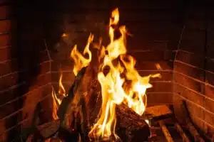 L'Anses est formelle : votre cheminée pollue plus que le trafic routier de votre rue, et 7 millions de foyers français sont concernés