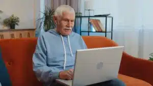 « L'âge n'a jamais été un critère » : à 102 ans, ce retraité donne des cours de Windows et de smartphone à des élèves deux fois plus jeunes que lui