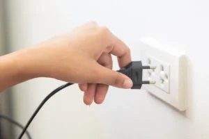 Beaucoup de gens ne le réalisent pas, mais ces 3 appareils branchés en permanence consomment même éteints, les électriciens confirment