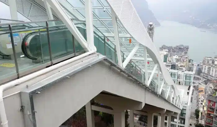 Presque 1 km de long et 21 minutes de trajet : la Chine inaugure un escalator géant que les touristes n'osent pas prendre jusqu'au bout