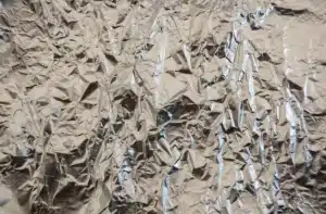 Les entrepreneurs collent du papier aluminium sur les murs avant l'hiver : cette technique à moins de 10€ réduit votre facture de chauffage sans travaux