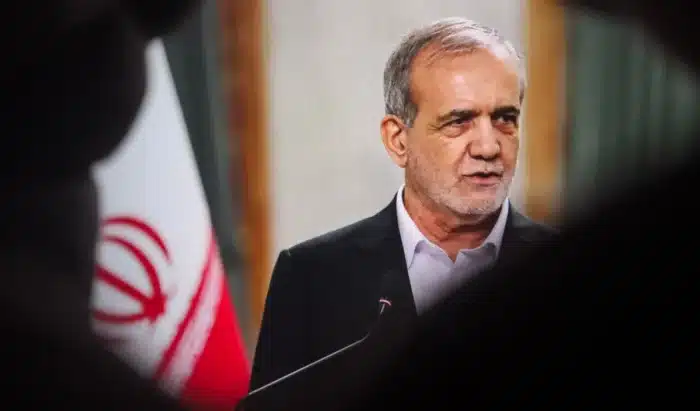 « Au lieu de dix lumières, deux suffisent » : le président iranien demande aux foyers de réduire leur consommation tout en niant toute pénurie