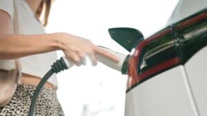 Voitures électriques : le leasing social relancé en urgence par Bercy ?