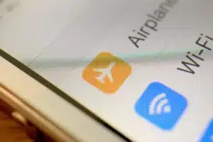 Pourquoi de plus en plus de gens activent le mode avion 5 minutes par jour : un technicien réseau explique ce que ça change vraiment