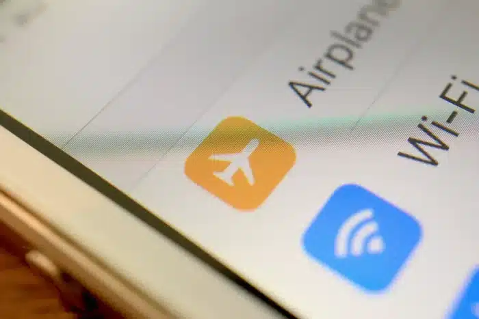 Pourquoi de plus en plus de gens activent le mode avion 5 minutes par jour : un technicien réseau explique ce que ça change vraiment