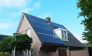 Mauvaise nouvelle pour les propriétaires de panneaux solaires : le gouvernement s'apprête à diviser par quatre le prix de rachat de l'électricité