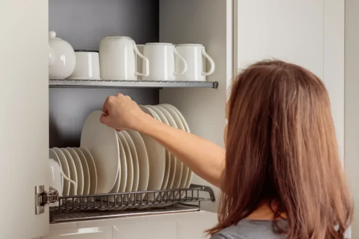 Pourquoi de plus en plus de gens placent du papier aluminium dans leurs tiroirs de cuisine : ça fonctionne vraiment