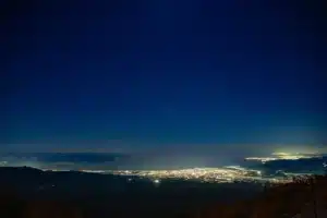 Ils veulent illuminer la Terre la nuit depuis l’espace : pourquoi les experts tirent la sonnette d’alarme