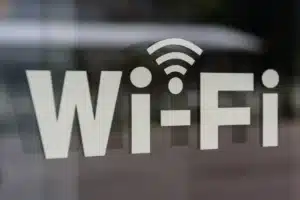 Votre Wi-Fi rame le soir sans raison : un informaticien explique comment repérer en 2 minutes si un voisin s'y est connecté dans votre dos