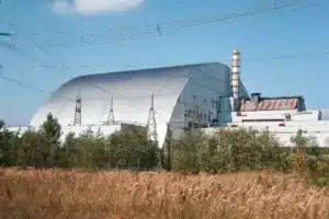 Greenpeace alerte sur Tchernobyl : l'enceinte de confinement « ne peut pas être réparée » et son effondrement contaminerait toute l'Europe