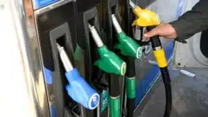 Fini le plein à 100€ : les Français changent leurs habitudes au volant et les stations-service en paient le prix