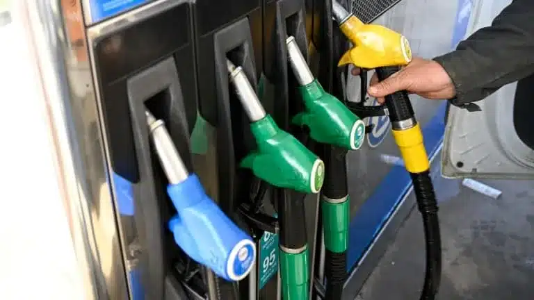 Fini le plein à 100€ : les Français changent leurs habitudes au volant et les stations-service en paient le prix