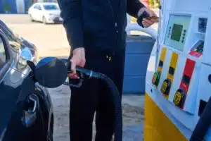 Après l'Espagne, l'Allemagne baisse une taxe sur les carburants : les automobilistes français se demandent pourquoi pas chez eux