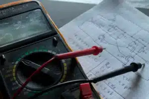 Ce YouTubeur a fabriqué une batterie nucléaire avec des porte-clés lumineux et du papier alu : les physiciens n'en reviennent pas