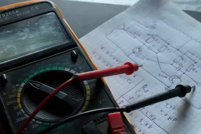 Ce YouTubeur a fabriqué une batterie nucléaire avec des porte-clés lumineux et du papier alu : les physiciens n'en reviennent pas