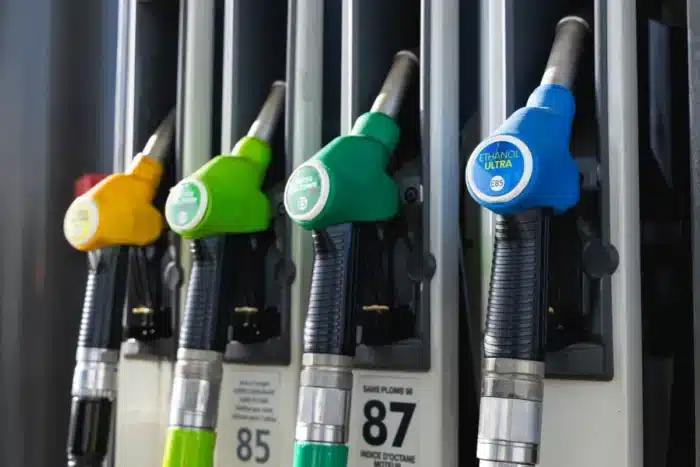 Mauvaise nouvelle pour les automobilistes : le litre dépasse un nouveau seuil, mais certaines stations ripostent avec des bons d'achat jusqu'à 30€