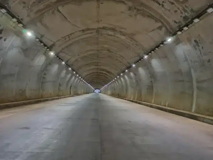 Pourquoi les ingénieurs du monde entier surveillent ce tunnel chinois sous-marin qui vient de battre un record de profondeur à plus de 100 mètres