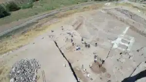 Des ouvriers creusent pour une autoroute et tombent sur des centaines de pièces d'or enfouies depuis des siècles