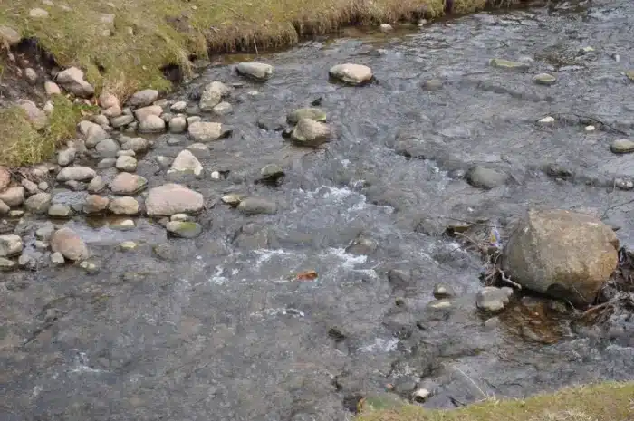 Ce village ardéchois découvre sa rivière souillée par une fuite de fioul : une équipe spécialisée intervient