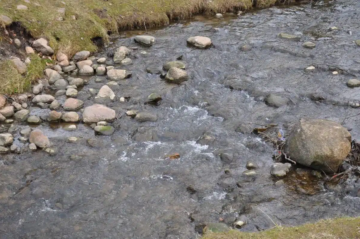 Ce village ardéchois découvre sa rivière souillée par une fuite de fioul : une équipe spécialisée intervient