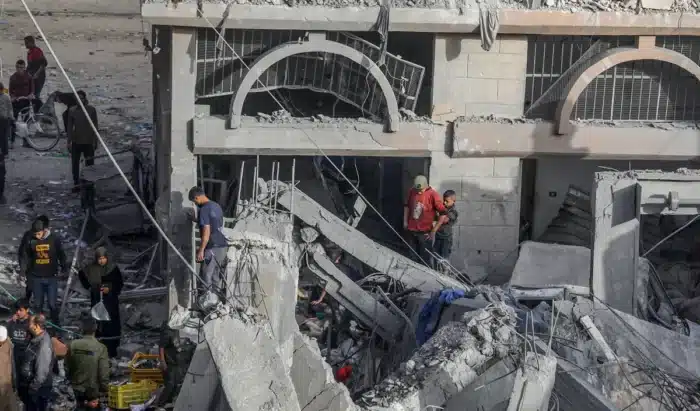 Des artisans de Gaza transforment 57 millions de tonnes de débris en briques Lego : « on reconstruit nos maisons deux fois moins cher »
