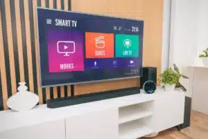 Pourquoi beaucoup de gens achètent une Smart TV alors qu'un simple branchement HDMI suffit, selon les techniciens en électronique