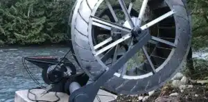 Ce retraité produit 36 kWh par jour avec un système hydroélectrique fait maison