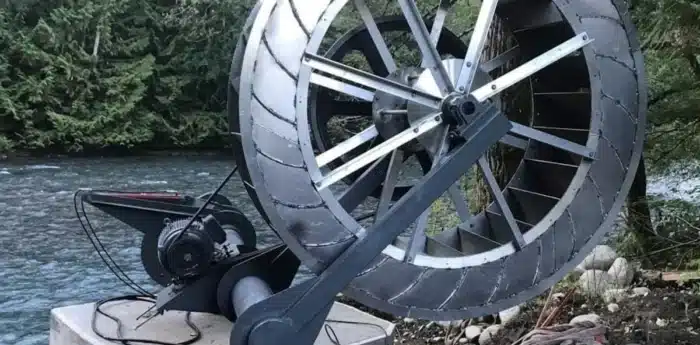 Ce retraité produit 36 kWh par jour avec un système hydroélectrique fait maison