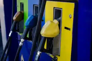 Pourquoi certains automobilistes paient leur plein 20% moins cher que vous : un expert dévoile le secret