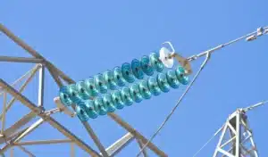 Vous les voyez sur les lignes électriques sans jamais oser demander : ces boules orange ont une fonction que les pilotes d'avion connaissent bien