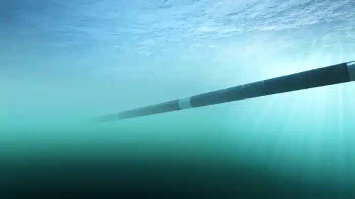 Ce câble de fibre optique reliait deux continents depuis le fond de l'océan : des plongeurs viennent de l'arracher dans une opération que personne ne croyait possible