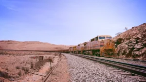 Ces trains fantômes de 2 km traversent le désert australien sans personne à bord : les ingénieurs expliquent comment l'Australie révolutionne le transport de minerai de fer