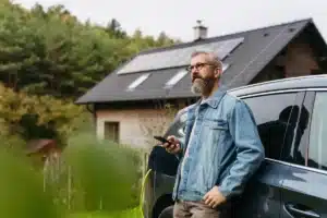 Vos voisins installent des panneaux solaires sur leur toit, et c'est votre facture d'électricité qui va en payer le prix : un professeur confirme