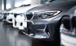 Cars,in,a,dealership,,buying,a,caToutes les voitures neuves vont changer dès l’été 2026r