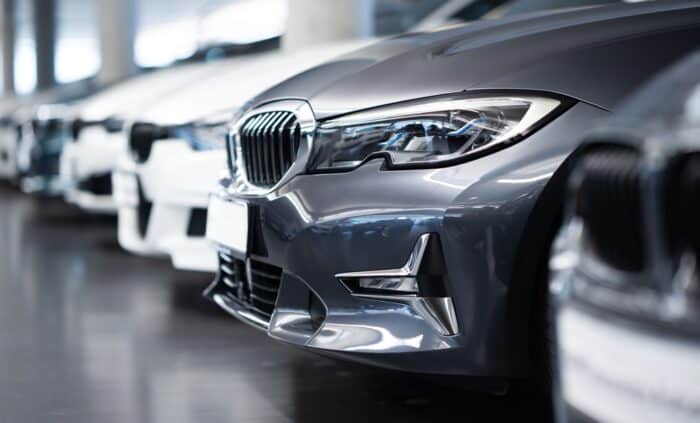 Cars,in,a,dealership,,buying,a,caToutes les voitures neuves vont changer dès l’été 2026r
