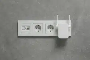 Pourquoi de plus en plus de gens placent du papier aluminium sous leur routeur Wi-Fi, et ce que les techniciens télécom en pensent vraiment