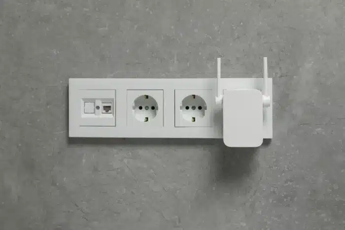 Pourquoi de plus en plus de gens placent du papier aluminium sous leur routeur Wi-Fi, et ce que les techniciens télécom en pensent vraiment