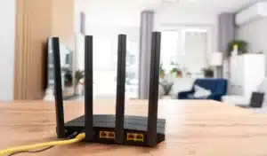 Pourquoi de plus en plus de gens posent une simple pièce de monnaie sur leur box Wi‑Fi, et ce que ça fait vraiment à votre connexion