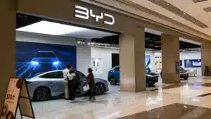 BYD ne veut plus seulement vendre des voitures : des robots humanoïdes pourraient bientôt vous accueillir en concession